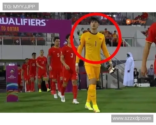 足球明星在球场上甜蜜秀恩爱引发球迷热议感动无数人心